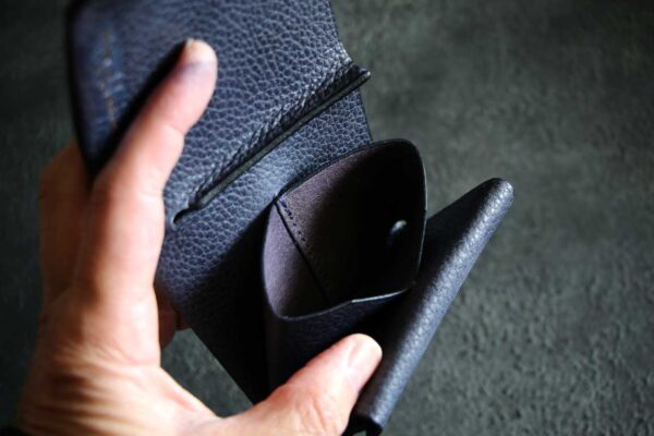 BELUGAベルーガレザーネイビーハーフウォレット