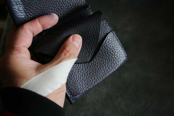 BELUGAベルーガレザーネイビーハーフウォレット