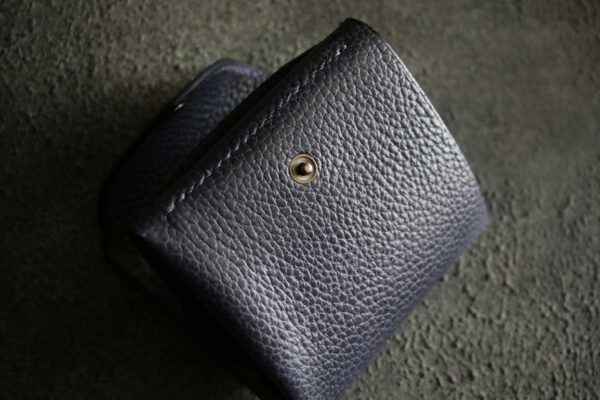 BELUGAベルーガレザーネイビーハーフウォレット