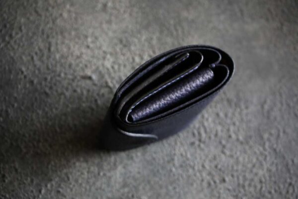 BELUGAベルーガレザーネイビーハーフウォレット