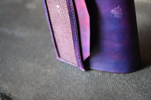 紫エイ革ブックカバー