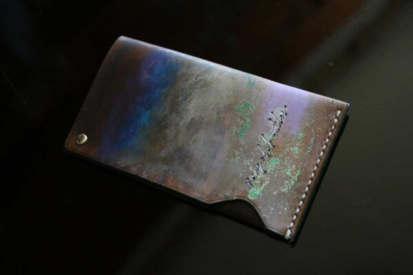 ブルーとエメラルドが幻想的に輝く一点物の手染めレザーカードケース「The Army Cardcase」