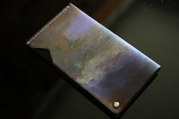 ブルーとエメラルドが幻想的に輝く一点物の手染めレザーカードケース「The Army Cardcase」