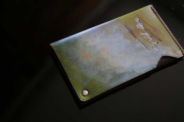 自然の風景を思わせるオリーブグリーンの一点物レザーカードケース「The Army Cardcase」
