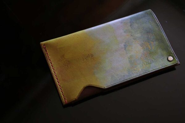自然の風景を思わせるオリーブグリーンの一点物レザーカードケース「The Army Cardcase」