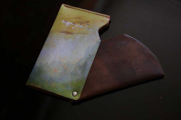 自然の風景を思わせるオリーブグリーンの一点物レザーカードケース「The Army Cardcase」