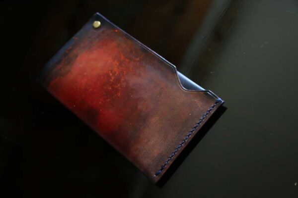 深紅からネイビーへと染め上げた一点物の手染めレザーカードケース「The Army Cardcase」