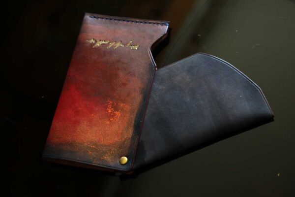 深紅からネイビーへと染め上げた一点物の手染めレザーカードケース「The Army Cardcase」