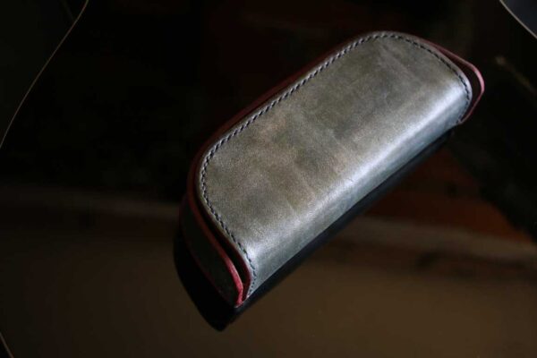 一点物のThe Crescent Moon Glasses case。オリーブグレーを基調に、革本来の風合いを活かしたヴィンテージテイストの本革メガネケース。
