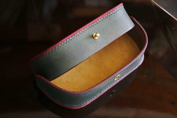 一点物のThe Crescent Moon Glasses case。オリーブグレーを基調に、革本来の風合いを活かしたヴィンテージテイストの本革メガネケース。