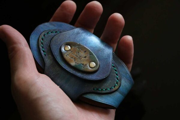 深いブルーグリーンのグラデーションが美しい一点物The Egg Key Case。回転式レザーキーケース。