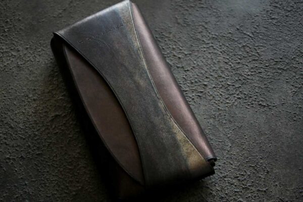 シルバーブルーの光が流れる一点もの「The Organic Line Wallet」｜金具を使わない本革コンパクト長財布