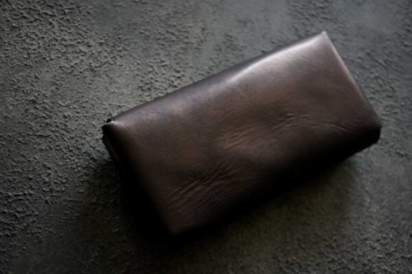 シルバーブルーの光が流れる一点もの「The Organic Line Wallet」｜金具を使わない本革コンパクト長財布