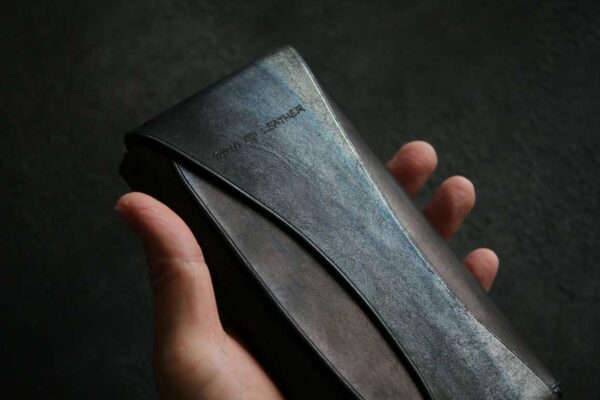 シルバーブルーの光が流れる一点もの「The Organic Line Wallet」｜金具を使わない本革コンパクト長財布