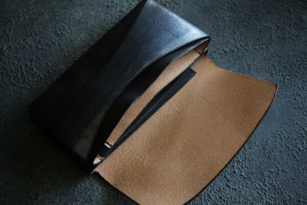 シルバーブルーの光が流れる一点もの「The Organic Line Wallet」｜金具を使わない本革コンパクト長財布