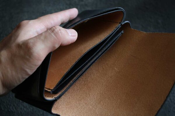 シルバーブルーの光が流れる一点もの「The Organic Line Wallet」｜金具を使わない本革コンパクト長財布