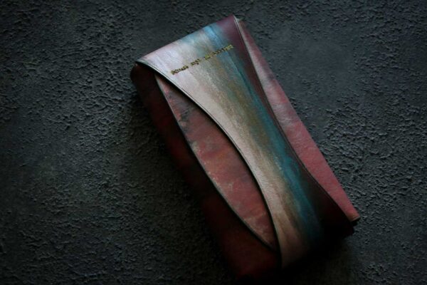 深紅にブルーグリーンの輝きが交差する一点もの「The Organic Line Wallet」｜金具を使わない本革コンパクト長財布