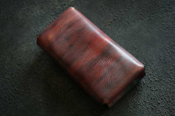 深紅にブルーグリーンの輝きが交差する一点もの「The Organic Line Wallet」｜金具を使わない本革コンパクト長財布