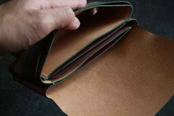 深紅にブルーグリーンの輝きが交差する一点もの「The Organic Line Wallet」｜金具を使わない本革コンパクト長財布