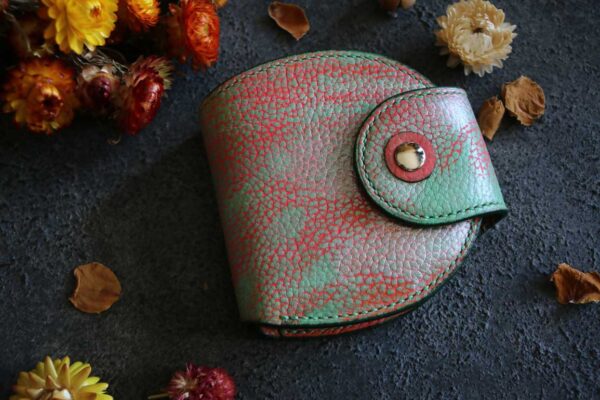 ピンクとミントのヴィンテージカラーが特徴的な一点もののレザーコンパクトウォレット