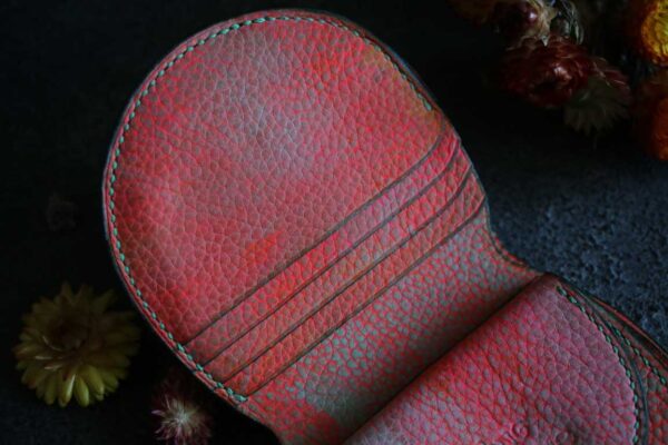 ピンクとミントのヴィンテージカラーが特徴的な一点もののレザーコンパクトウォレット