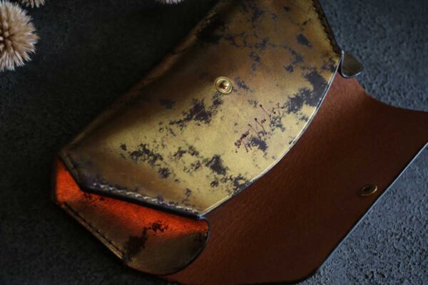 金箔アンティークゴールドとブラックのヴィンテージ模様が魅力のThe Coron Pencilcase