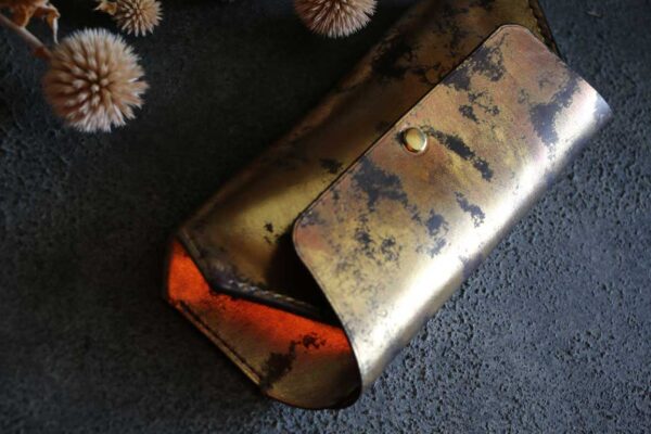 金箔アンティークゴールドとブラックのヴィンテージ模様が魅力のThe Coron Pencilcase