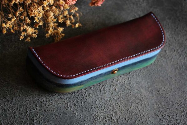 ワインレッドとブルーグリーンのコントラストが美しいThe Crescent Moon Pencilcase