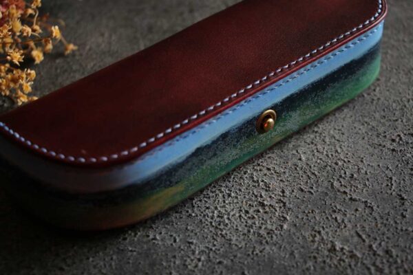 ワインレッドとブルーグリーンのコントラストが美しいThe Crescent Moon Pencilcase