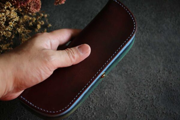 ワインレッドとブルーグリーンのコントラストが美しいThe Crescent Moon Pencilcase