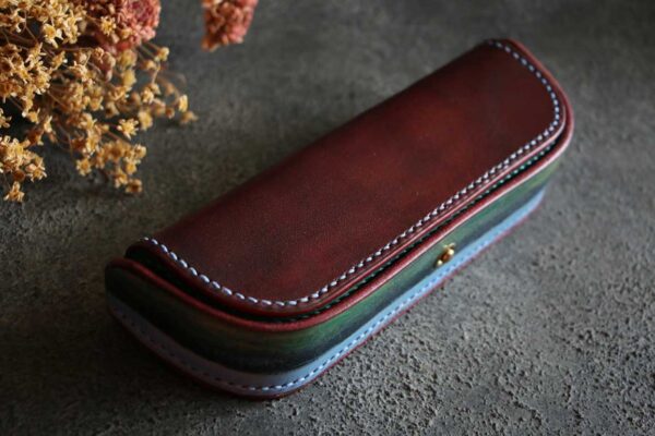 ワインレッドとブルーグリーンのコントラストが美しいThe Crescent Moon Pencilcase