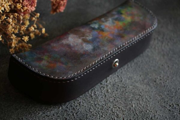 さまざまな色彩が重なり合うヴィンテージ調のThe Crescent Moon Pencilcase