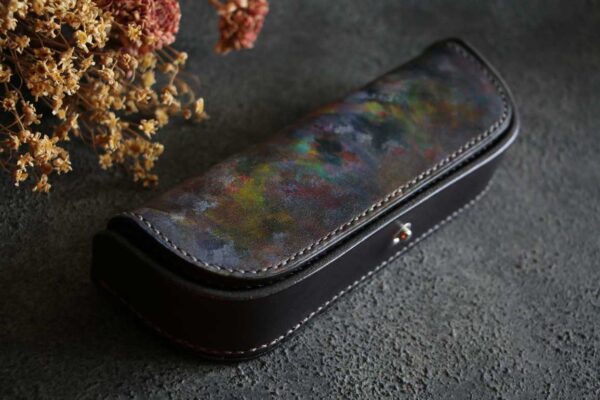 さまざまな色彩が重なり合うヴィンテージ調のThe Crescent Moon Pencilcase