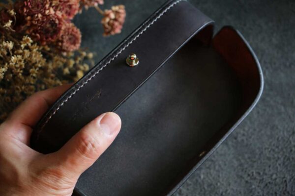 さまざまな色彩が重なり合うヴィンテージ調のThe Crescent Moon Pencilcase