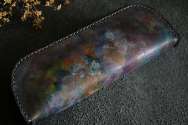 さまざまな色彩が重なり合うヴィンテージ調のThe Crescent Moon Pencilcase