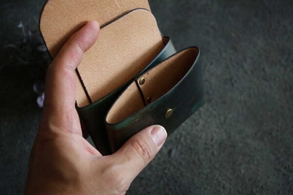 深みのあるグリーンと銅色が混ざり合うThe Phantom Cardcase
