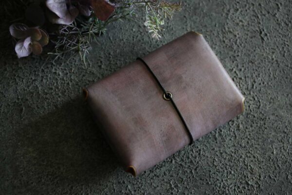 淡いトープブラウンのThe Phantom Cardcase