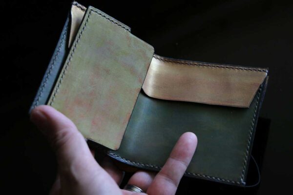 革の概念を突破した表現方法で、強い存在感を放つ革財布