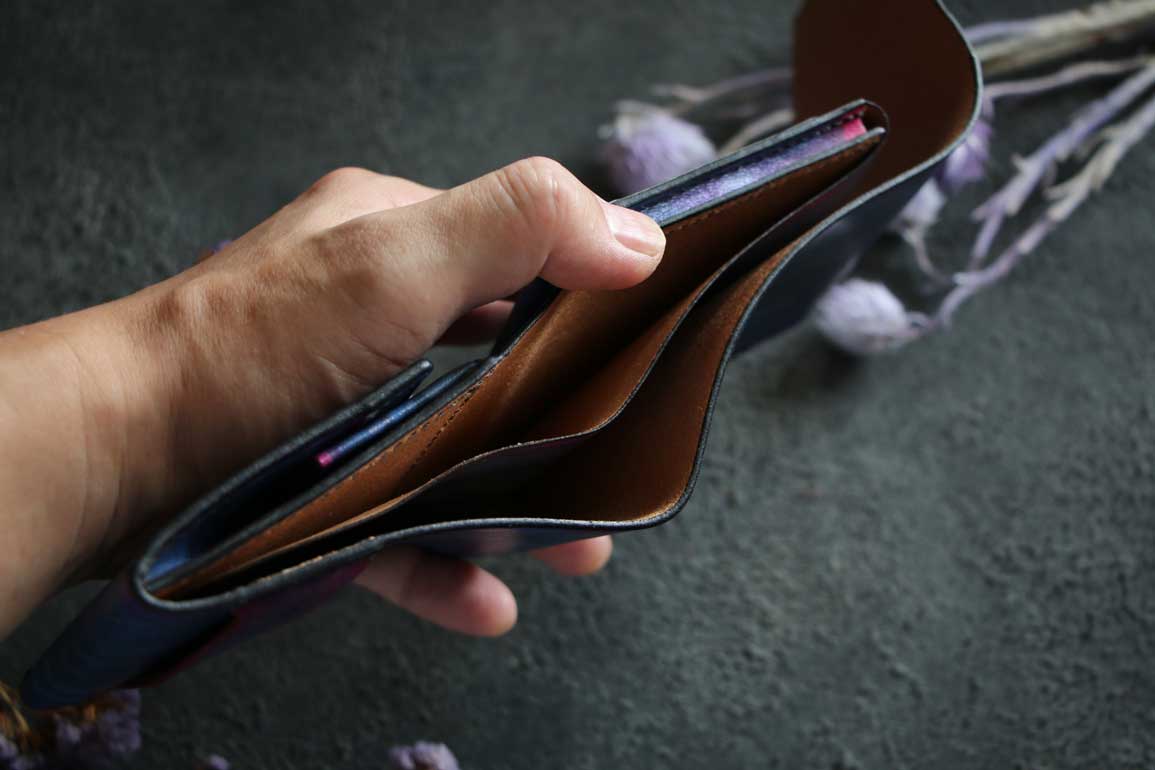 輪郭がレッドに光るブルー革財布
