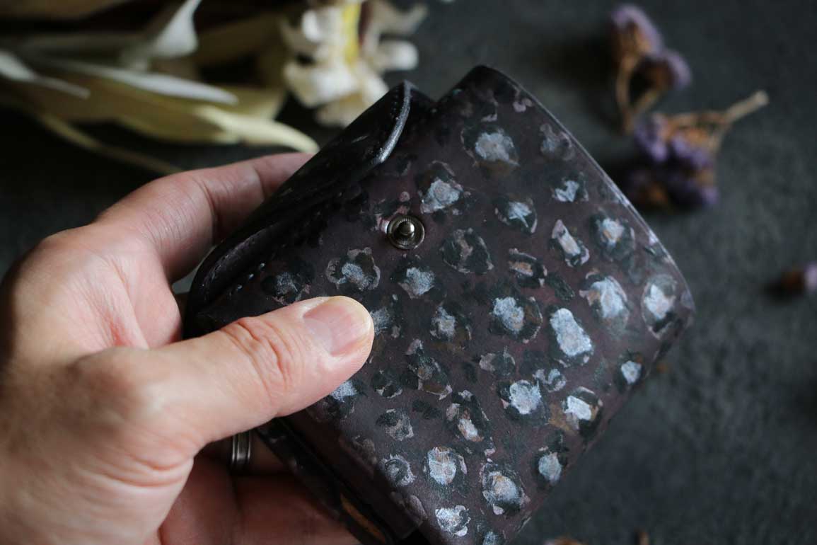 レオパード柄個性的革財布