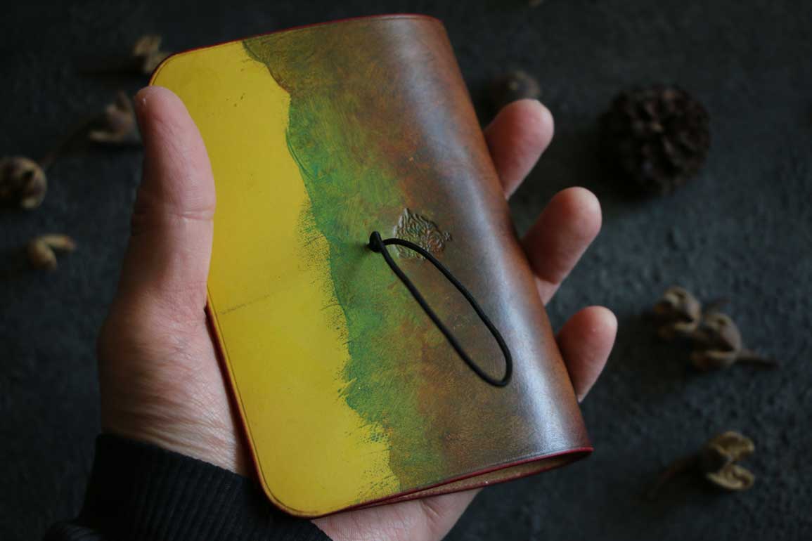 個性的染色レザートラベラーズノートカバーパスポートサイズ