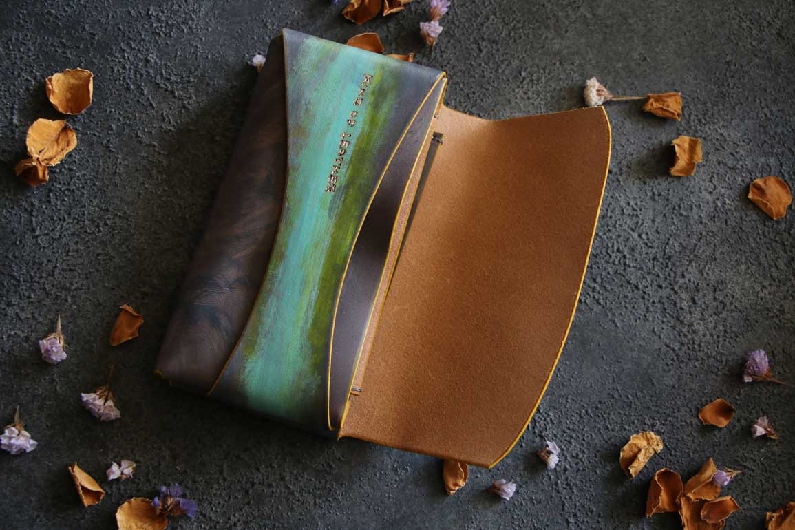 金具を使わない個性的革財布