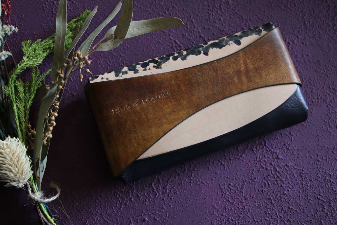 金具を使わない個性的革財布