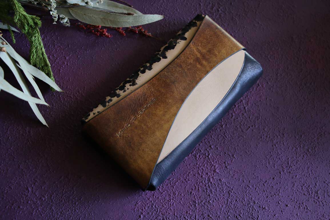 金具を使わない個性的革財布