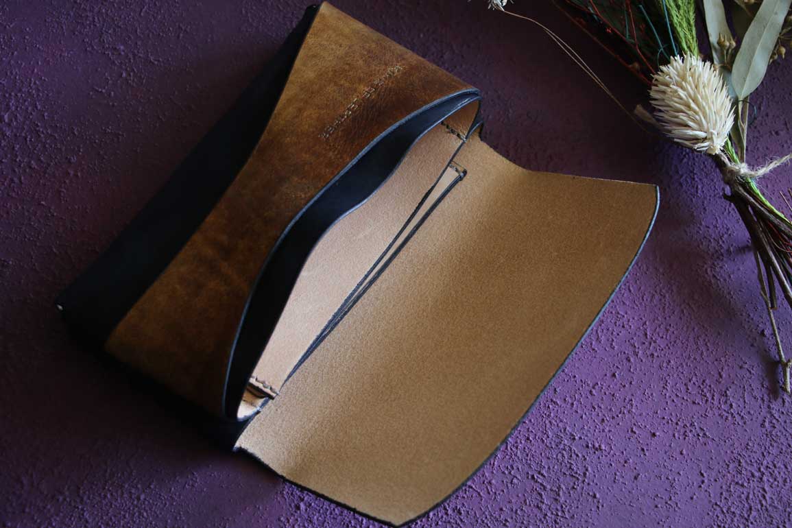 金具を使わない個性的革財布