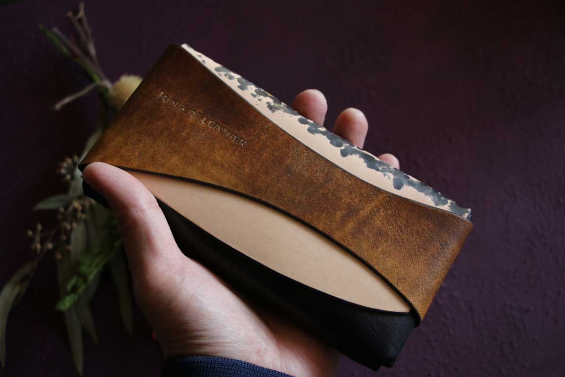 金具を使わない個性的革財布