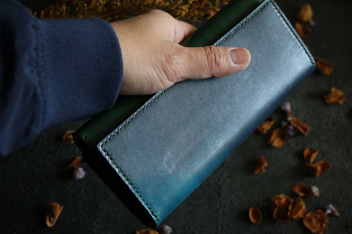 金具を使わないレザーロングウォレット