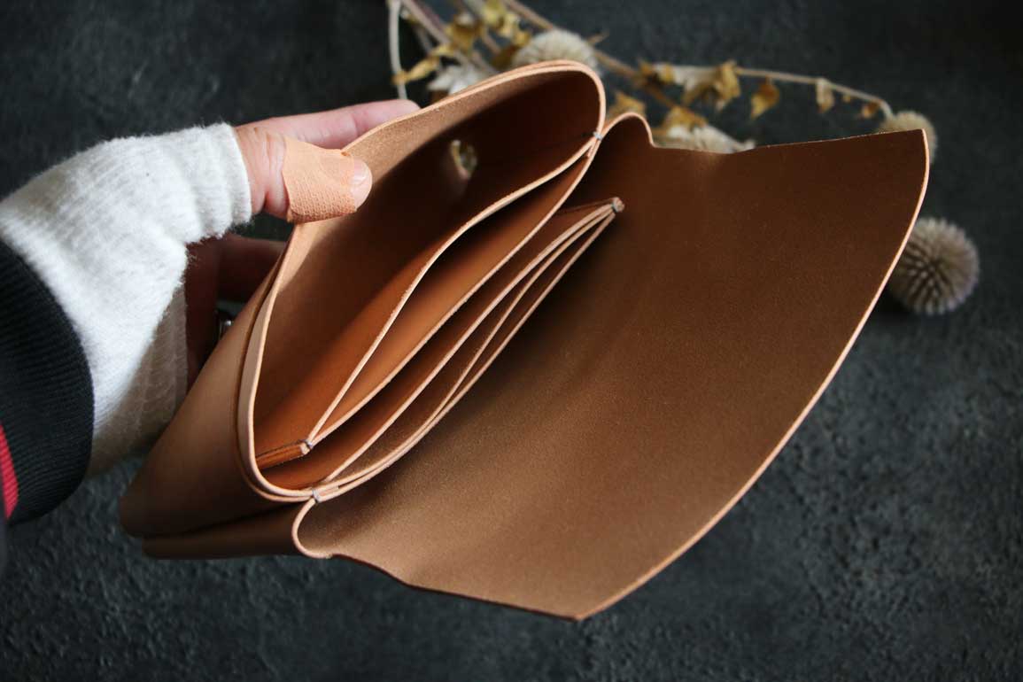 金具を使わない個性的革財布