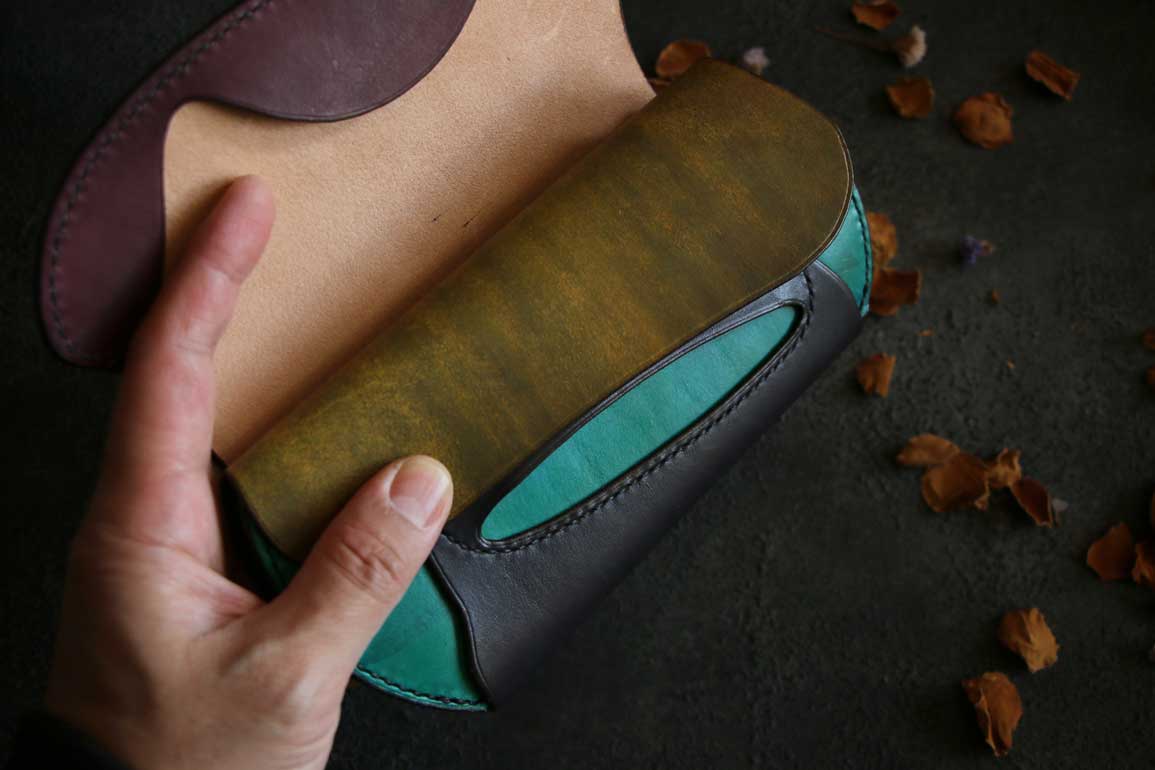 金具を使わない革ホックロングウォレット