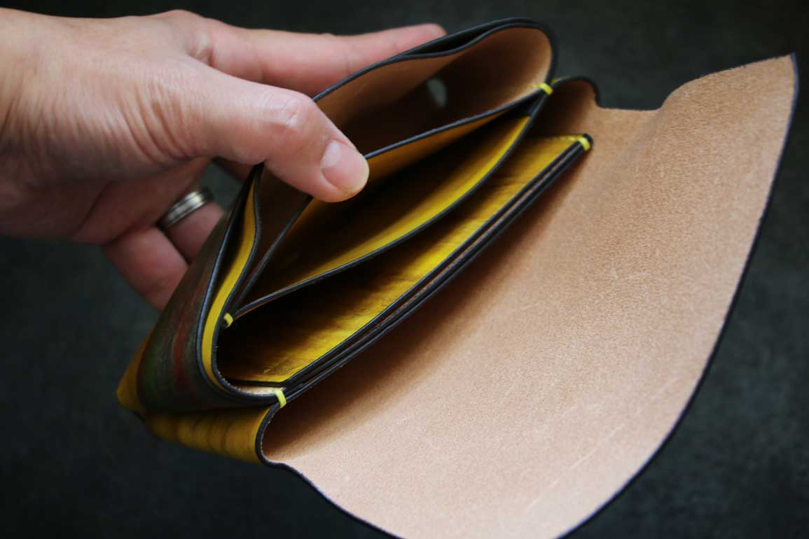 金具を使用しないコンパクト長財布